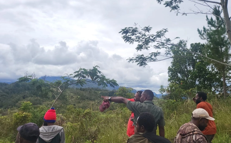Ketua DPR Provinsi Papua Pegunungan, Yos Elopere saat meninjau jalan Distrik Hubikosi dan Pelebaga. - Wagadei/Yas Wenda.
