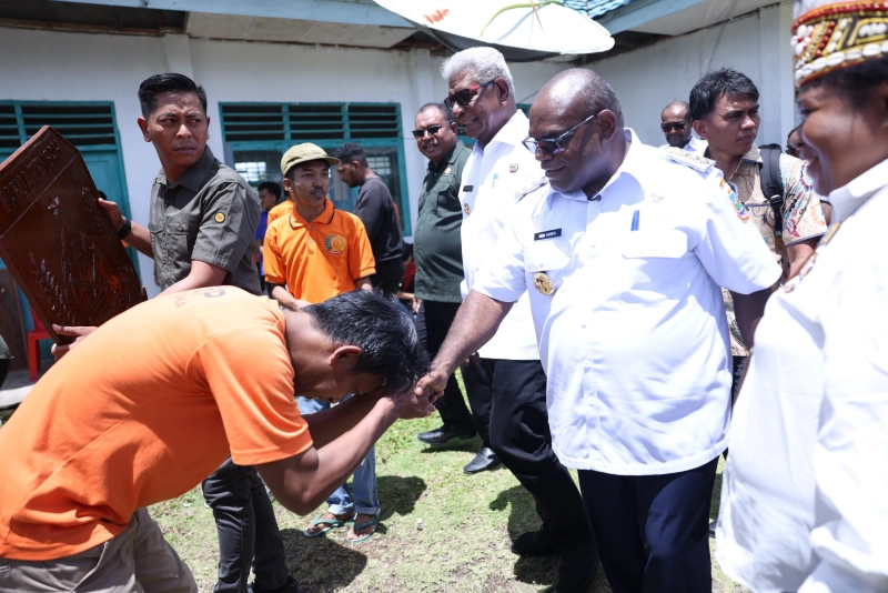 Gubernur Papua Tengah Meki Nawipa bersalaman dengan salah satu warga binaan di Lapas Klas II B Mimika, Rabu, 9 April 2025. - Wagadei/Abeth You.