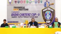 badai cartenz cup Panitia Badai Cartenz Cup V 2025 melaksanakan technical meeting di Nabire pada Kamis (22/5/2025). Sebanyak 20 tim akan bertanding pada Badai Cartenz Cup V 2025 yang dimulai Sabtu (24/5/2025). - Wagadei/Elias Douw.