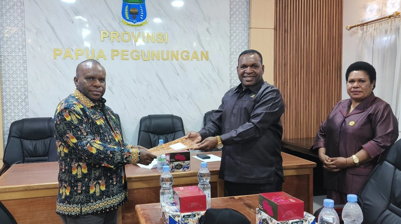 Penyerahan 29 Ranperda (rancangan peraturan daerah) di ruang rapat DPR Papua Pegunungan, Wamena, Jayawijaya, Jumat (20/6/2025). - IST