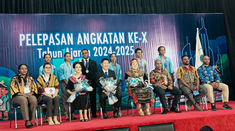 Para siswa angkatan X tahun ajaran 2024/2025 di Ballroom Sekolah GenIUS Karawaci Tangerang, bersama guru dan orang tua, Sabtu (21/6/2025). - Wagadei/Abeth You.