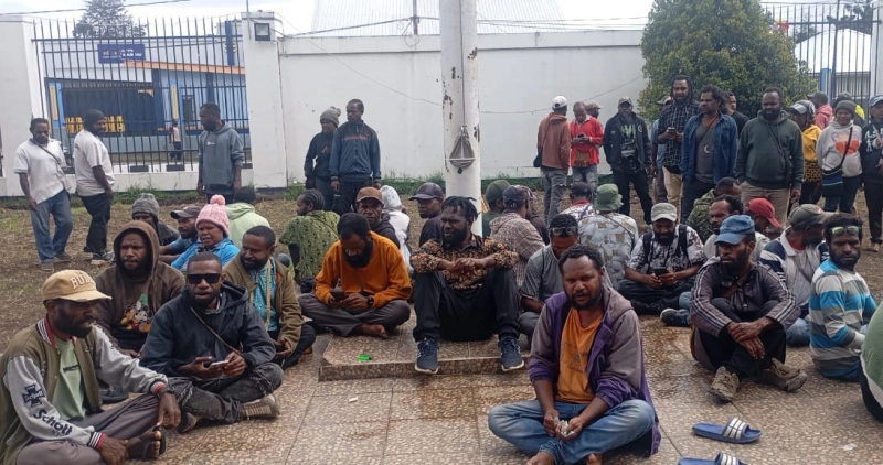 Pencaker membuat posko di depan kantor gubernur Papua Pegunungan. - Wagadei/Yas Wenda.