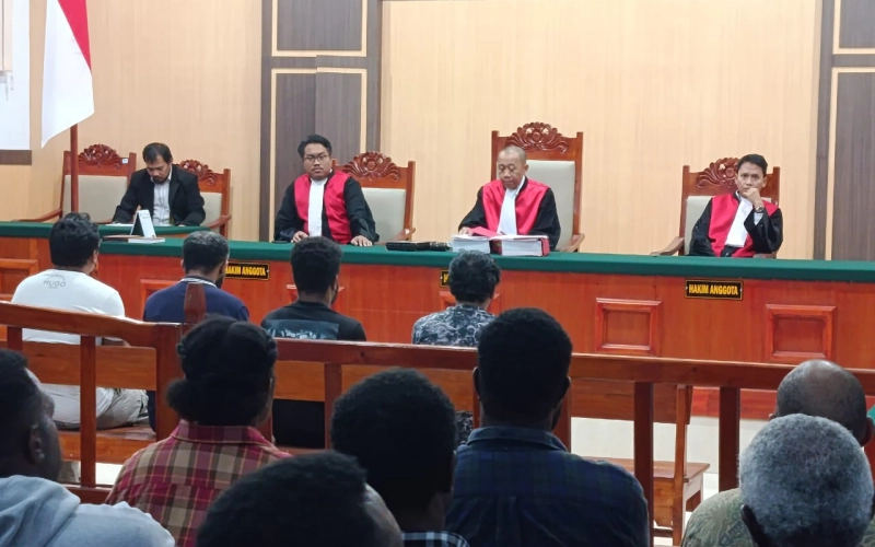 Proses persidangan mendengarkan tanggapan dari jaksa penuntut umum atau JPU atas keberatan dari penasehat hukum (eksepsi) atas kasus Tobias Silak, yang berlangsung di Pengadilan Negeri Wamena, Senin (7/7/2025). - Wagadei/Yas Wenda.