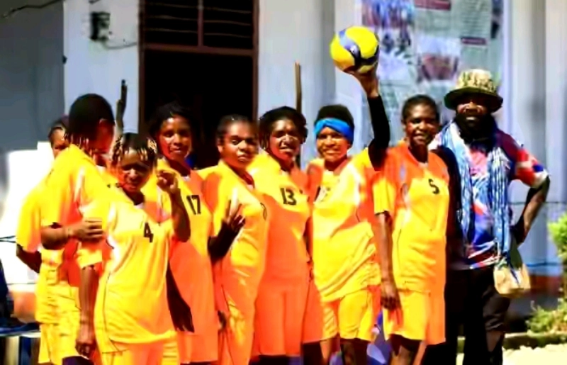 Klub Voli Putri Wagedey atau Tage VC menggelar syukuran dengan bakar batu usai mendapat juara 4 pada turnamen Bupati Cup Nabire.