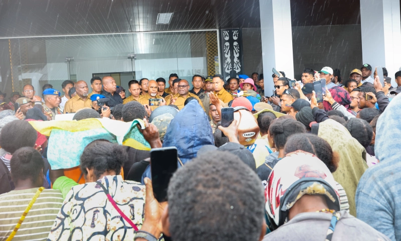 pencaker Para pencaker menemui Gubernur Papua Tengah Meki Nawipa. - IST