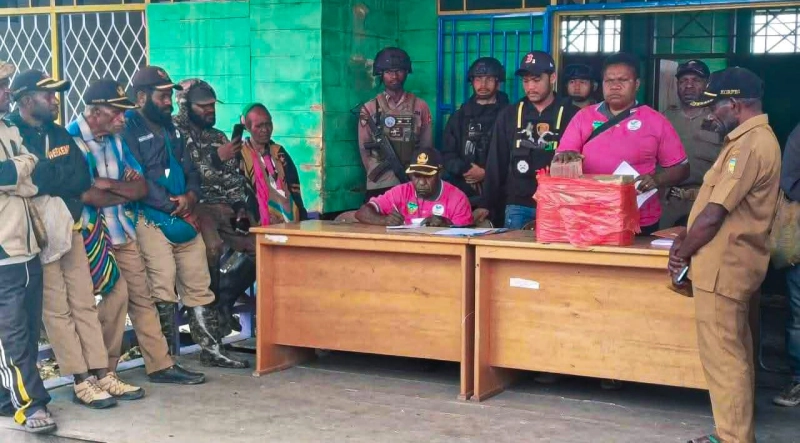 Plt Kadinsos Deiyai, Yulita Bidau Mote saat menyalurkan bantuan dana sosial di salah satu distrik yang berada di kabupaten Deiyai -- Ist