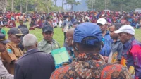 Ketua I DPR Papua Pegunungan, Hengky Dani Jikwa menerima aspirasi masyarakat, saat reses usai memberikan sumbangan. - Wagadei/Yas Wenda.