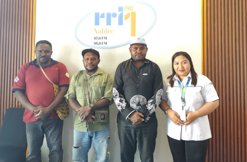 Abeth Ketua Panitia Festival Media Tanah Papua tahun 2025, Abeth A. You dalam sesi Dialog Mozaik Persiapan Festival Media Tanah Papua ke-I di Nabire, yang disiarkan langsung oleh Radio Republik Indonesia (RRI), di Jalan Merdeka Nabire, Papua Tengah, Selasa (22/7/2025).