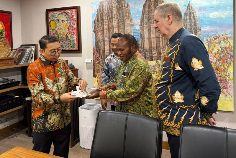 Menbud RI Fadli Zon menerima Titus Pekei dari Papua di kantor Kemenbud. Mereka berdiskusi tentang pelestarian warisan budaya noken. - IST
