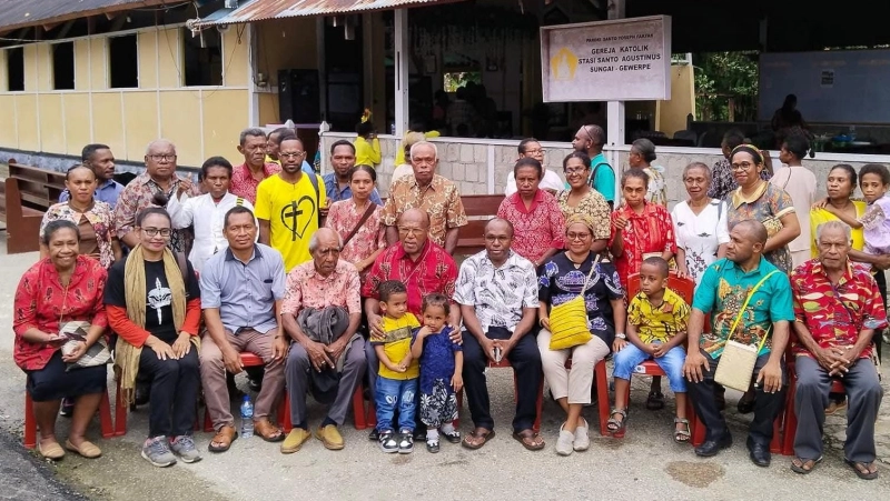 Foto bersama umat Katolik di Gewerpe Fakfak pasca perayaan 129 Tahun Misi Katolik di Tanah Papua. - Dok. Penulis