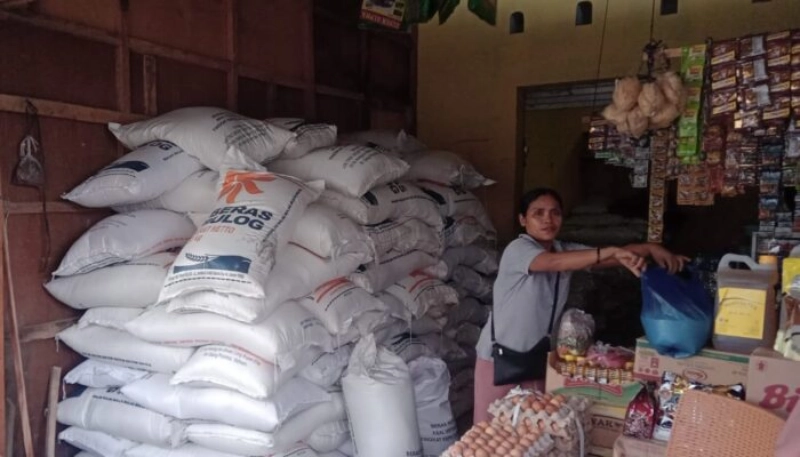 Penjual beras di Wamena, Jayawijaya, Papua Pegunungan. Harga beras di Wamena melonjak naik. - Wagadei/Tas Wenda.