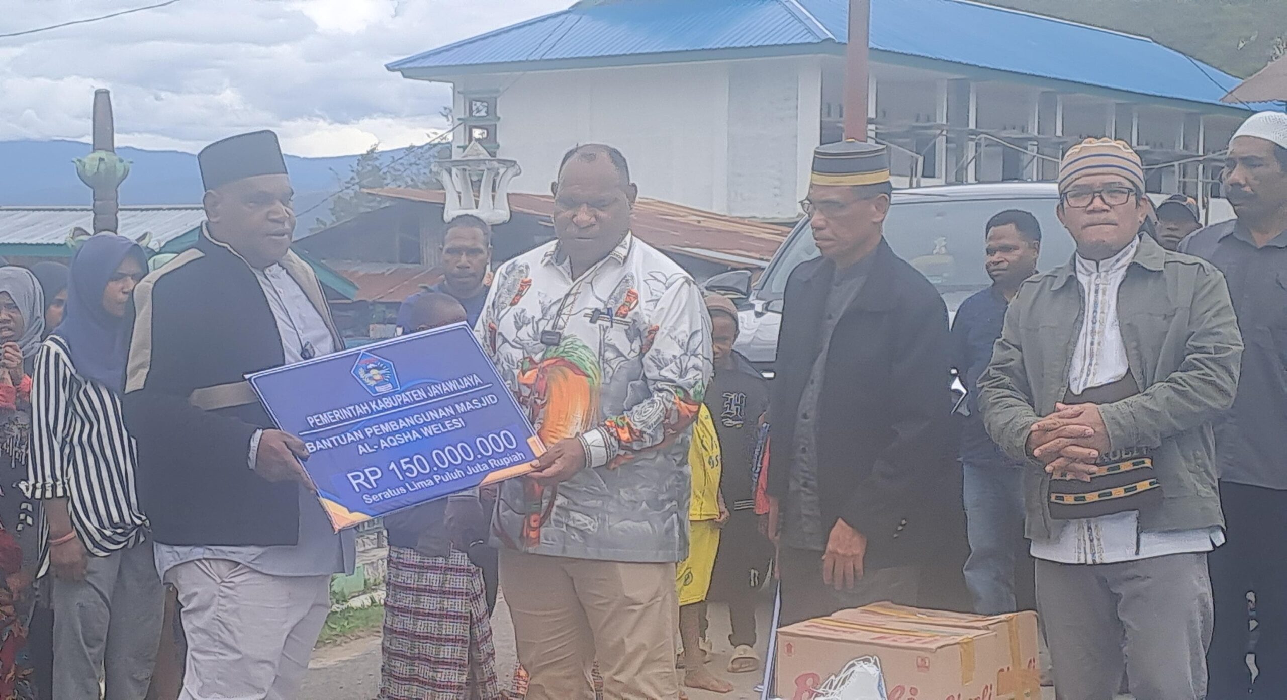 Bupati Jayawijaya Athenius Murip menyerahkan Bantuan kepada umat Muslim di Walesi. - Wagadei/Yas Wenda.