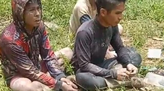 Tiga warga sipil yang dibebaskan TPNPB pada Rabu (18/3/2026). Mereka dibebaskan setelah ditangkap dan diinterogasi, karena memasuki wilayah konflik bersenjata di kawasan Korowai, perbatasan Yahukimo dan Pegunungan Bintang. - Dok. TPNPB