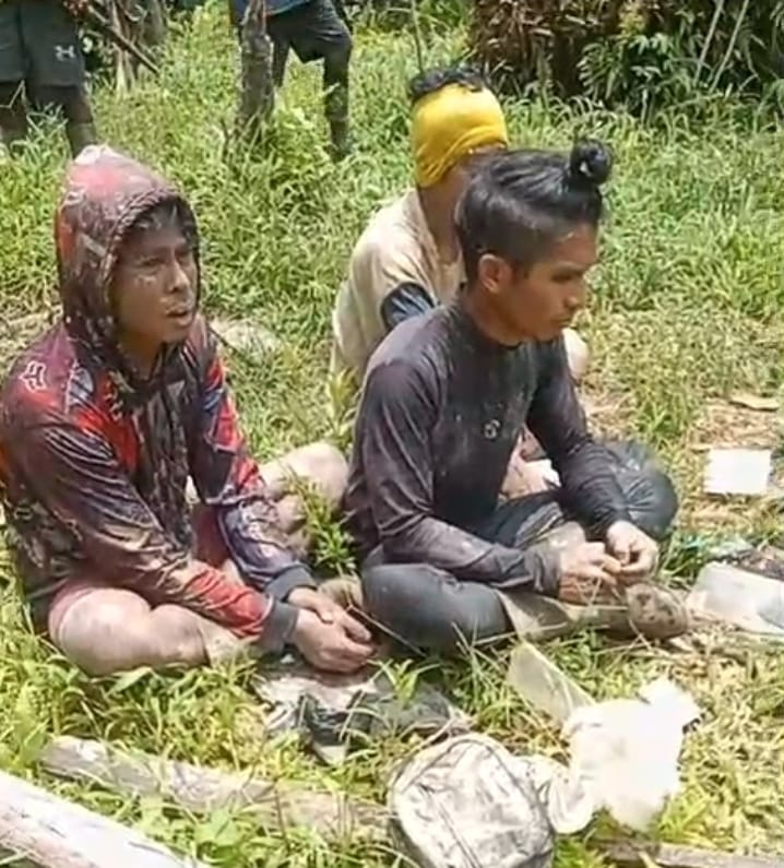 Tiga warga sipil yang dibebaskan TPNPB pada Rabu (18/3/2026). Mereka dibebaskan setelah ditangkap dan diinterogasi, karena memasuki wilayah konflik bersenjata di kawasan Korowai, perbatasan Yahukimo dan Pegunungan Bintang. - Dok. TPNPB
