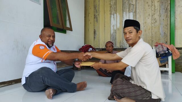 ORARI Lokal Nabire, Provinsi Papua Tengah berbagi santunan kepada para santri di Madrasah Diniyah Takmiliyah Lagari Jaya, Nabire, Kamis (19/3/2026). - IST