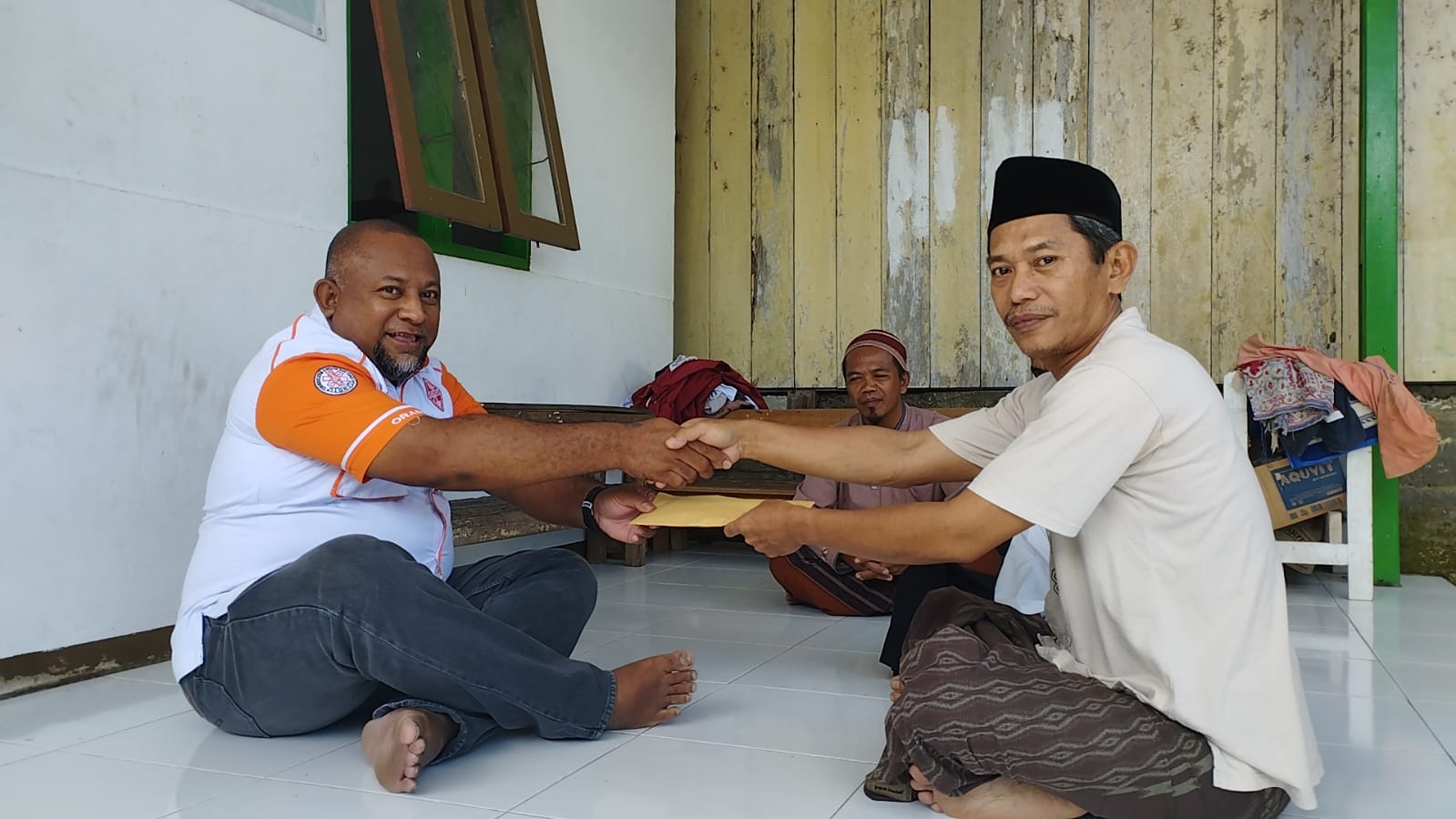ORARI Lokal Nabire, Provinsi Papua Tengah berbagi santunan kepada para santri di Madrasah Diniyah Takmiliyah Lagari Jaya, Nabire, Kamis (19/3/2026). - IST