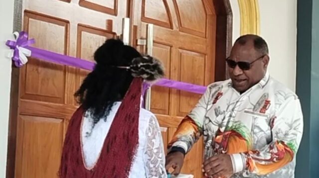 Bupati Jayawijaya Athenius Murip mengunting pita Gereja GKII Zebaot Yalengga, Kamis (19/3/2026). - Wagadei.id/Yas Wenda.