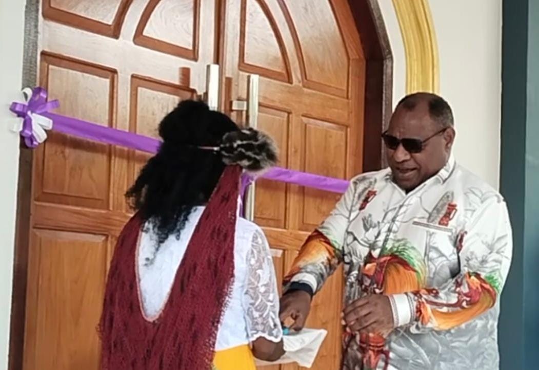 Bupati Jayawijaya Athenius Murip mengunting pita Gereja GKII Zebaot Yalengga, Kamis (19/3/2026). - Wagadei.id/Yas Wenda.