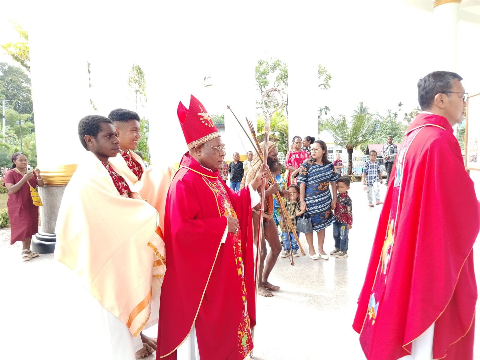 Uskup Timika Mgr. Bernardus Bofitwos Baru, OSA merayakan ekaristi dalam rangka pemberian sakramen krisma kepada 106 umat Katolik di Nabire, Papua Tengah, Minggu (22/3/2026). - Wagadei/Titus Ruban.