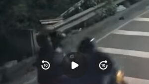 Tangkapan layar rekaman CCTV yang tersebar di media sosial terkait penyiraman air keras pada Kamis malam (12/3/2026) di Jl. Raya Salemba, Jakarta Pusat terhadap aktivis Andrie Yunus. - IST