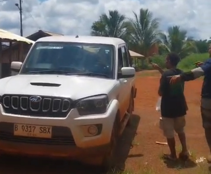 Masyarakat mengusir oknum yang datang merayu masyarakat adat untuk melepaskan hutan dan tanah adatnya untuk pembangunan jalan sepanjang 135 kilometer sebagai sarana prasarana ketahanan pangan di Kabupaten Merauke, Provinsi Papua Selatan. - IST