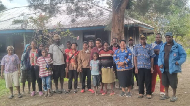 Kepala Distrik Bugukgona, Kabupaten Lanny Jaya, Provinsi Papua Pegunungan, Wanti Wakerkwa melakukan turkam untuk memastikan pembangunan berjalan lancar. - Ist