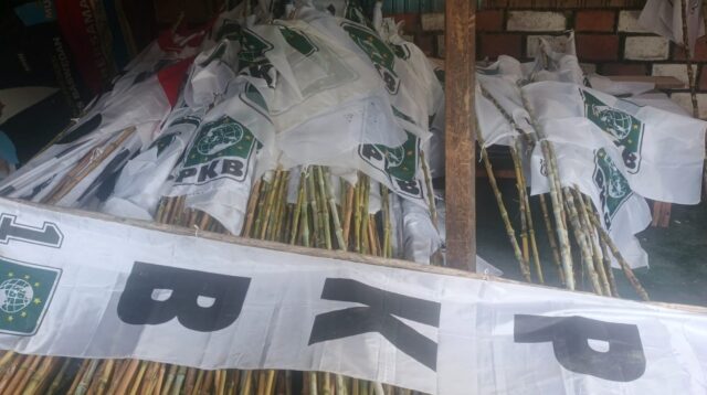 Benderah Partai PKB siap di pasang di kota Wamena, Kabupaten Jayawijaya, Papua Pegunungan. - Wagadei.id/Yas Wenda.