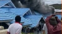 Warga menyaksikan asap tebal di RSUD Paniai, Papua Tengah pada Selasa (7/4/2026). – Wagadei/IST