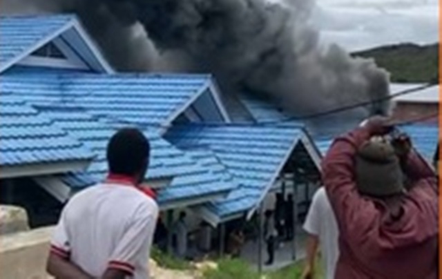 RSUD PANIAI Warga menyaksikan asap tebal di RSUD Paniai, Papua Tengah pada Selasa (7/4/2026). – Wagadei/IST