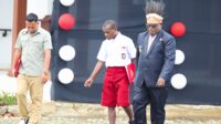 Gubernur Papua Tengah Meki Nawipa bersama salah seorang murid SD di Nabire pada peringatan Hardiknas, Sabtu (2/5/2026). - Dok. Humas.