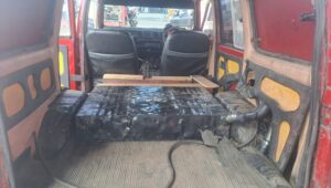 Tangki modifikasi dan mulut selang di mobil mengantre BBM di Wamena, Jayawijaya, Papua Pegunungan. - Wagadei/Yas Wenda.