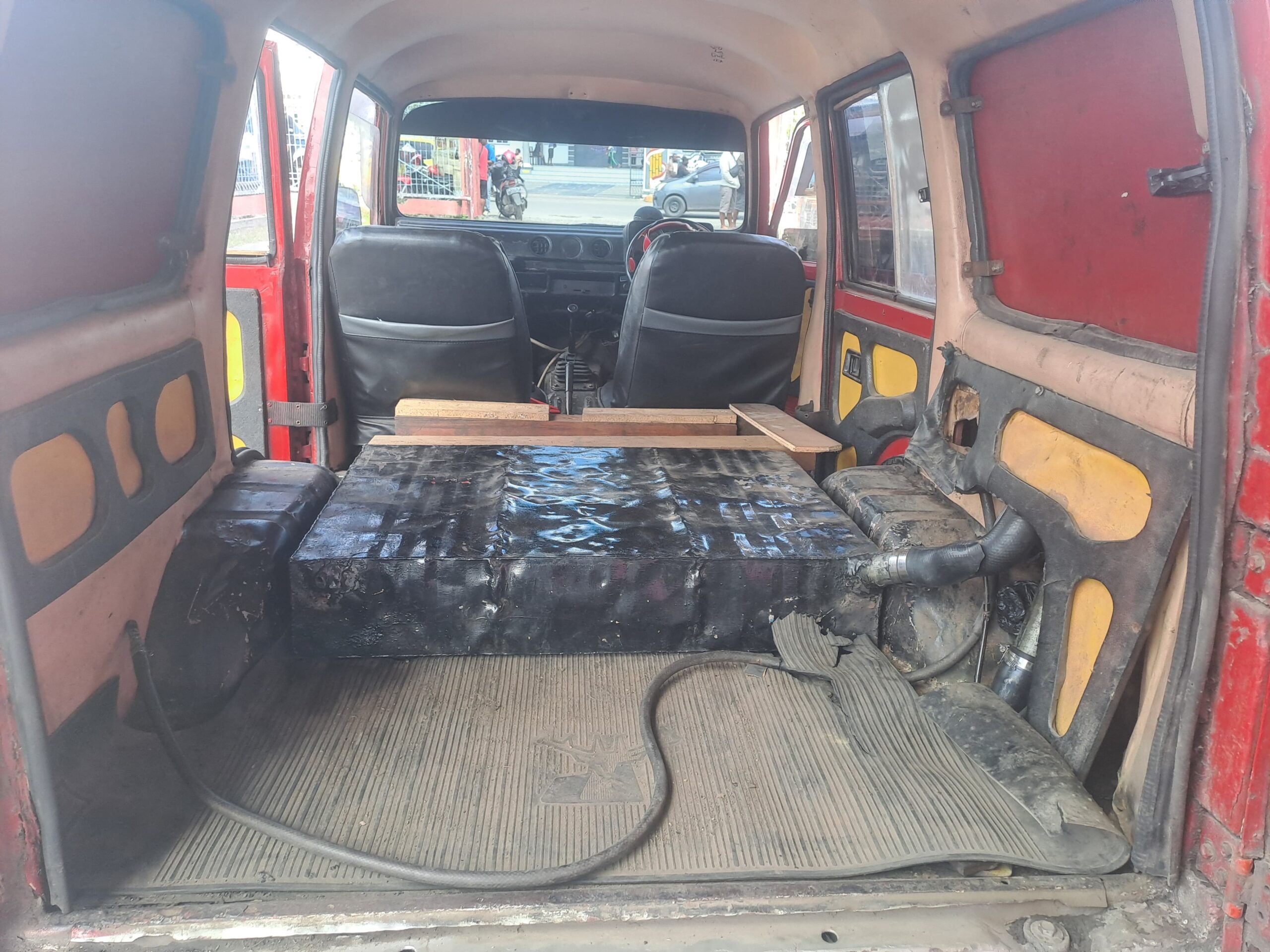 Tangki modifikasi dan mulut selang di mobil mengantre BBM di Wamena, Jayawijaya, Papua Pegunungan. - Wagadei/Yas Wenda.