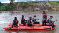 Personel Satuan Binmas Polres Jayawijaya bersama Basarnas Jayawijaya mencari korban tenggelam di Kali Uwe, Wouma, Kabupaten Jayawijaya, Papua Pegunungan. - IST