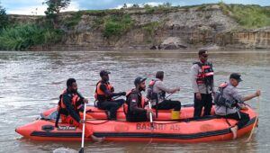 Jayawijaya Personel Satuan Binmas Polres Jayawijaya bersama Basarnas Jayawijaya mencari korban tenggelam di Kali Uwe, Wouma, Kabupaten Jayawijaya, Papua Pegunungan. - IST