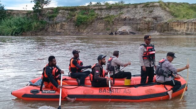 Personel Satuan Binmas Polres Jayawijaya bersama Basarnas Jayawijaya mencari korban tenggelam di Kali Uwe, Wouma, Kabupaten Jayawijaya, Papua Pegunungan. - IST