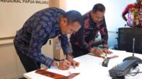 Executive General Manager PT Pertamina Patra Niaga Regional Papua Maluku, Awan Raharjo dan Ketua PMI Kota Jayapura Rustan Saru menandatangani Perjanjian Kerja Sama (PKS) bidang kemanusiaan, kesehatan dan sosial kemasyarakatan di Jayapura, Papua, Jumat (12/6/2026). - ist.