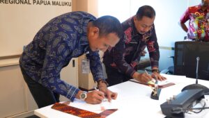 Pertamina Executive General Manager PT Pertamina Patra Niaga Regional Papua Maluku, Awan Raharjo dan Ketua PMI Kota Jayapura Rustan Saru menandatangani Perjanjian Kerja Sama (PKS) bidang kemanusiaan, kesehatan dan sosial kemasyarakatan di Jayapura, Papua, Jumat (12/6/2026). - ist.