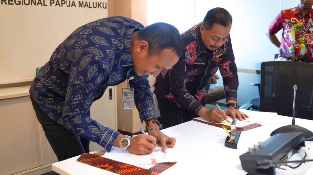 Executive General Manager PT Pertamina Patra Niaga Regional Papua Maluku, Awan Raharjo dan Ketua PMI Kota Jayapura Rustan Saru menandatangani Perjanjian Kerja Sama (PKS) bidang kemanusiaan, kesehatan dan sosial kemasyarakatan di Jayapura, Papua, Jumat (12/6/2026). - ist.