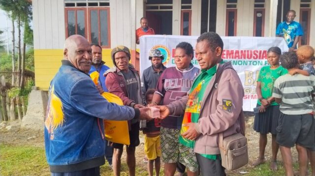 (Dari kiri ke kanan) Pdt. Yahya Lagowan bersama tim dari Sinode Kingmi saat menyerahkan bantuan kemanusiaan kepada pengungsi di Intan Jaya, Provinsi Papua Tengah pada 19 Juni 2026. ©️Tim Penyalur Bantuan Kemanusiaan